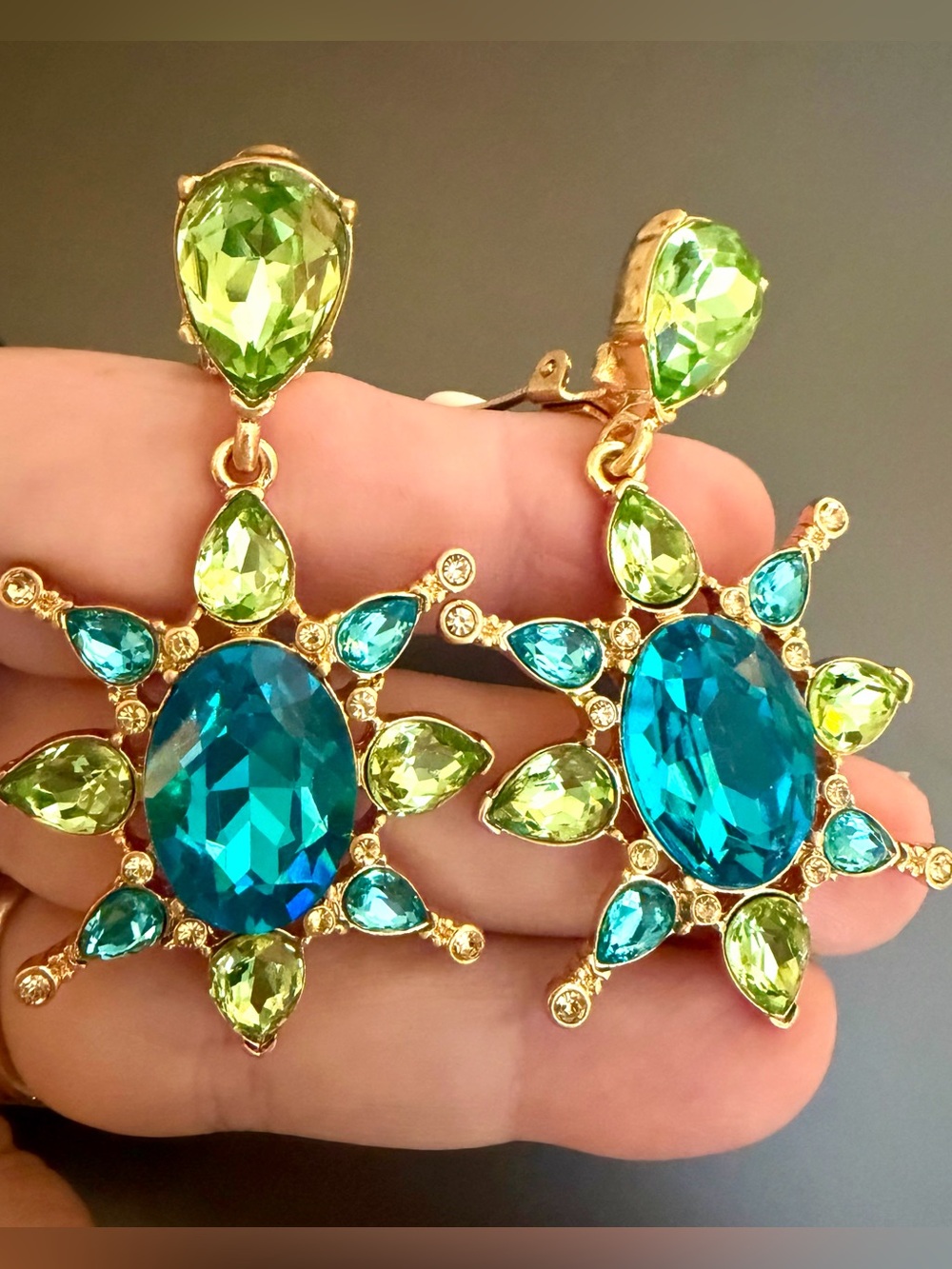 Oscar de la Renta CRYSTAL EARRINGS TROPICAL BLOOM STAR PERIDOT/BRT BLUE Clip-On